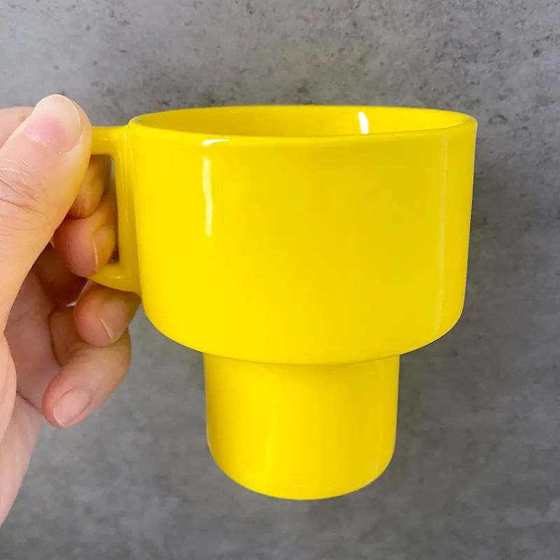 새로운 출시 2024 커피 머그잔 현대 세라믹 귀여운 진술 미국 커피 머그잔 아이들을위한 노란색 쌓을 수있는 미니 귀여운 머그잔