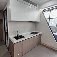 Maison capsule spatiale moderne en bois de 20 pieds avec chambre, salle de bain, cuisine, fenêtre panoramique et construction en panneaux sandwich