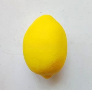 Balle anti-stress amusante en forme de citron - Jouet à presser en mousse PU souple, idéal pour les fêtes et la relaxation - Product Image 4