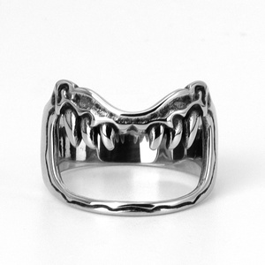 Anillo de Acero Inoxidable en Tono Plateado con Diseño de Colmillos y Textura Desgastada, Joyería Única y Atrevida para Hombre, Ideal para Estilo Motero - Product Image 2