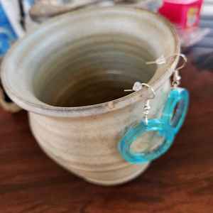 Pendientes elegantes de resina para mujer, estilo artístico ligero, perfectos para fiestas, eventos y uso informal - Product Image 1