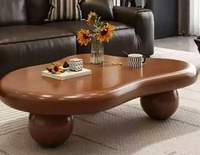 Table basse en pierre en forme de nuage, design de luxe léger d'inspiration française, ton crème, table de forme irrégulière, pour salons modernes.