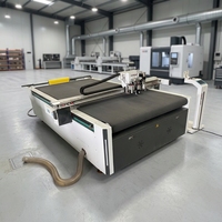 Machine de découpe automatique CNC pour cuir avec couteau oscillant pour la découpe de bobines de PVC et de feuilles de cuir synthétique