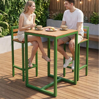Table haute d'extérieur en composite bois et métal avec chaises – Mobilier commercial moderne pour café, restaurant, bar et terrasse