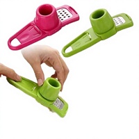 Mini handmatige plastic knoflook- en gemberhakker met roestvrijstalen mes - draagbaar keukengereedschap