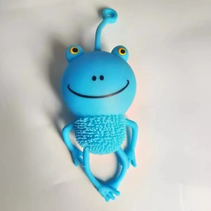 Vente en gros de balles anti-stress TPR personnalisées, forme de grenouille mignonne de dessin animé, jouet à presser avec corps en fourrure pour enfants et adultes - Product Image 2