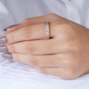 Anillo Elegante de Oro Rosa con Banda Delgada y Piedras Transparentes Brillantes, Diseño Clásico Minimalista para Mujer, Uso Diario y Fiestas - Product Image 6
