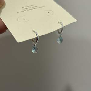 Pendientes de Plata de Ley S925, Diseño de Gota de Agua Elegante con Diamantes Azules Menta, Dos Pares, Frescos y Sencillos para el Verano - Product Image 4