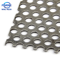 Panneaux métalliques perforés sur mesure utilisés pour la décoration des plafonds et des murs.