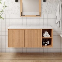 Meuble-lavabo mural cannelé avec étagère latérale ouverte, vasque à poser, plan de travail en quartz et portes de meuble à fermeture douce