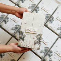 Boîte cadeau de luxe à double porte en papier texturé, impression personnalisée fleurs sauvages et papillons, pour emballage de flacon de spray d'ambiance, coffret cadeau de mariage