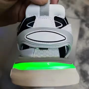 Chaussures de sport de luxe tendance rétro de haute qualité Track 3.0 avec lumière LED, augmentant la taille, pour femmes et hommes - Product Image 4