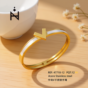 Bracciale Angelina in acciaio inossidabile con lettera V placcata in oro per donna, regalo di gioielleria alla moda - Product Image 2