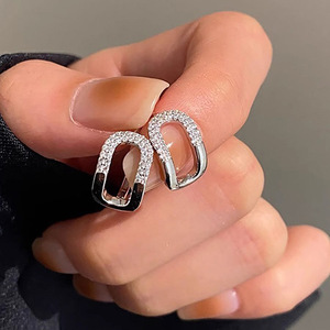 Orecchini a Perno Moie Chil in Oro Bianco con Cristalli Geometrici e Micro Inserti di Strass, Gioielli Unisex alla Moda - Product Image 3