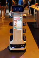 Robot Serveur de Livraison de Repas 2026 à Prix Usine, Auto-Rechargeable, 4 Plateaux, Télécommande via Application, Robot de Restaurant avec Écran Publicitaire de 16 Pouces
