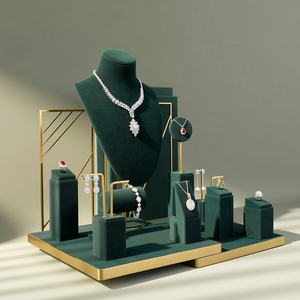 Présentoir à bijoux Zebopak en velours blanc et métal doré avec fond personnalisable pour colliers, boucles d'oreilles et bagues – Vente en gros - Product Image 2