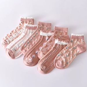 Vente en gros de nouvelles chaussettes pour dames roses brodées de <span class=keywords><strong>mini</strong></span> fleurs en trois dimensions chaussettes pour jolies filles chaussettes bon marché - Product Image 1