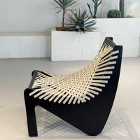 Chaise d'extérieur en bois avec assise et dossier en sangle tressée pour jardin, patio et villa