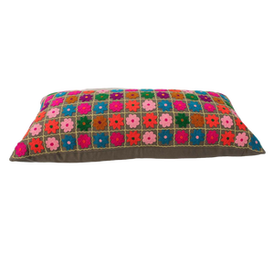 Oreillers lombaires floraux brodés personnalisés de la société certifiée Sedex Taie d'oreiller design artisanale pour usage domestique - Product Image 3