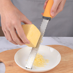 Rallador de queso de acero inoxidable y cortador de limón Zester <span class=keywords><strong>Gringer</strong></span> con mango cómodo antideslizante con cubierta - Product Image 4