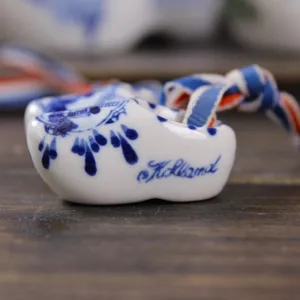 Petites chaussures en céramique peintes à la main, bleu de Delft, design hollandais, avec cordon tricolore - Product Image 1