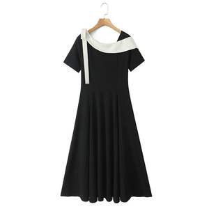เดรสสีดำทรงเข้ารูปแบบเปิดไหล่ แต่งผ้าต่อสีพื้น ผ้าฝ้าย สำหรับผู้หญิง รุ่น N9266 - Product Image 3