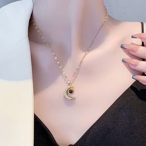 Collar de Clavícula con Proyección de Luna, Acero Inoxidable Chapado <span class=keywords><strong>en</strong></span> Oro de 18K, Collar con Colgante de Luna y Collar con Colgante '<span class=keywords><strong>Te</strong></span> <span class=keywords><strong>Amo</strong></span>' <span class=keywords><strong>en</strong></span> <span class=keywords><strong>Cien</strong></span> <span class=keywords><strong>Idiomas</strong></span> - Product Image 4