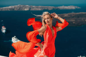 Robe de soirée asymétrique mi-longue en satin rouge orangé vibrant, coupe haute, col en V, dos nu, écologique et luxueuse - Product Image 3