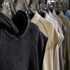 T Shirt da uomo con cappuccio 380G all'ingrosso in cotone 100% di alta qualità con bordo arrotolato pesante - Product Image 4