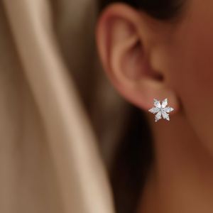 Orecchini a Perno E1486 a Forma di Fiocco di Neve in Oro Bianco con Cristalli Taglio Marquise e Strass, Gioielli di Moda per Donne - Product Image 2