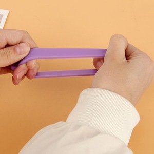 Poignée <span class=keywords><strong>de</strong></span> bouteille d'eau pour porte-gobelet <span class=keywords><strong>de</strong></span> voiture, sangle en silicone souple, compatible avec la plupart des bouteilles d'eau et gobelets <span class=keywords><strong>de</strong></span> 8 à 40 oz, accessoires pour gobelets - Product Image 4