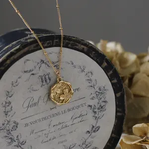 Collar con colgante con incrustaciones de flores talladas, joyería chapada en oro de 18K y titanio, para el día de la madre - Product Image 1