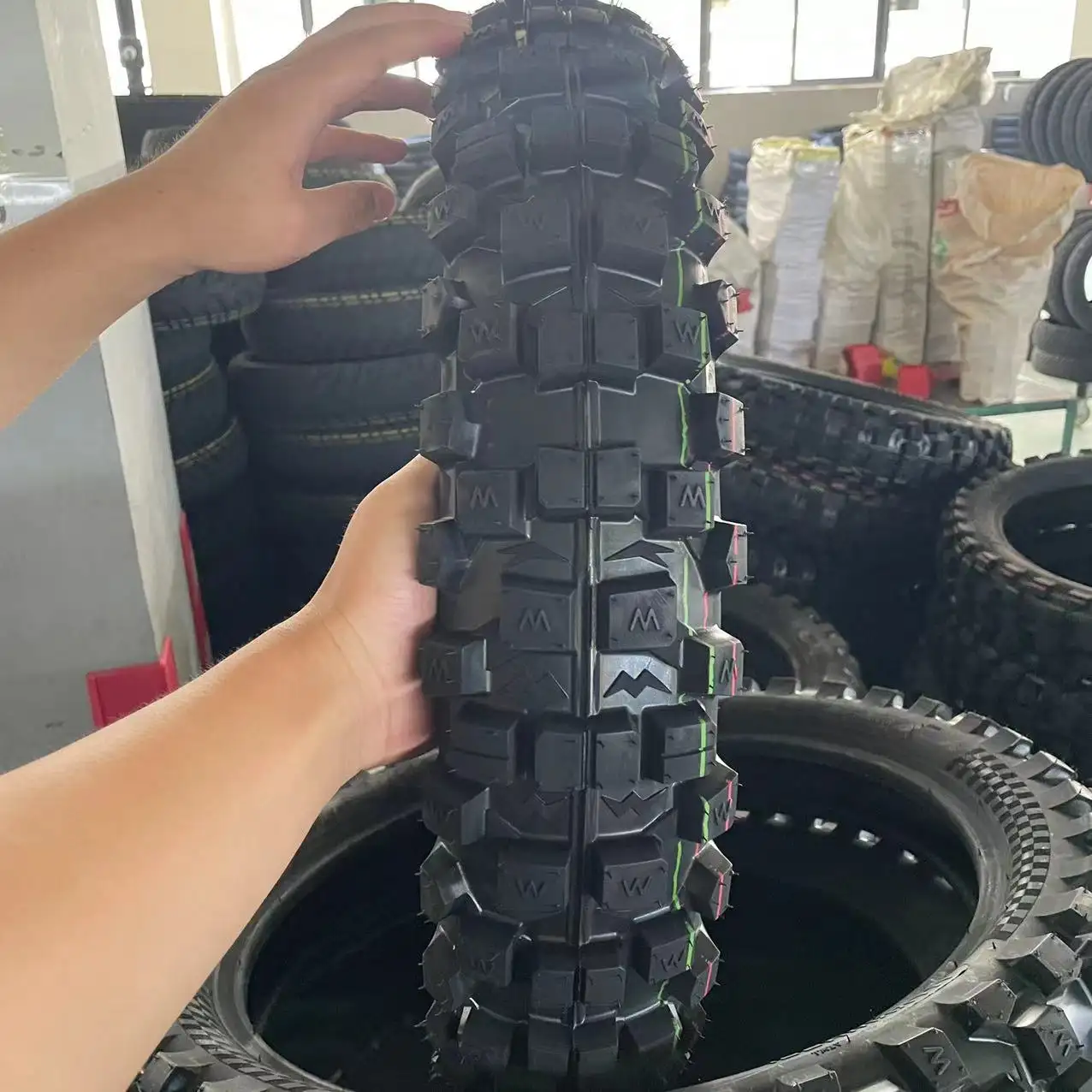 Neumático de motocicleta de goma al por mayor de gran calidad 120/90-18 neumático todoterreno