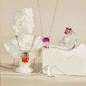 Collier avec pendentif lettre alphabet 26 en cristal de zircone 5A de couleur rouge et verte dégradée, design élégant Dylam, fait à la main - Product Image 5