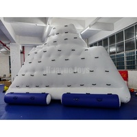 Commerciële kwaliteit 6x4,5x4m blauw-witte opblaasbare ijsbergklimwand met handgrepen, op maat gemaakt voor waterpark