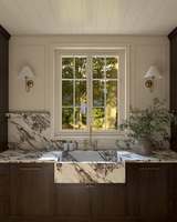 Meubles de cuisine sur mesure de luxe Vermonhouzz, deux tons, avec crédence en marbre et quincaillerie en laiton pour hôtel haut de gamme