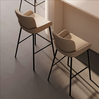 Tabouret de bar en cuir de luxe léger avec structure en fer, mobilier de bar commercial moderne et minimaliste avec siège non pivotant