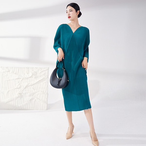 Nouvelle Arrivée Été 2026 – Robe Midi Plissée et Froncée Décontractée à Col en V pour Femme, Grande Taille, Vente en Gros (ODM) - Product Image 3