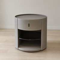 Table de chevet cylindrique moderne à 1 tiroir en cuir tanné taupe avec étagère en verre trempé et fermeture douce en bois massif pour chambre et hôtel