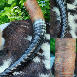 Chope en corne pour hydromel, bière et bière Logo personnalisé disponible Corne à boire Viking gravée avec bracelet en cuir - Product Image 1