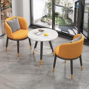 Set Moderno da Balcone 3 Pezzi: Tavolo in Pietra Sinterizzata Bianca, 2 Sedie Grigio-Arancio con Gambe Nere e Oro per Interni ed Esterni, Hotel e Caffè - Product Image 2