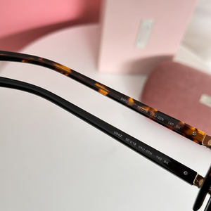 Солнцезащитные очки Miu Brand 2026: высококачественные, с маленькой оправой, класса люкс, для женщин, с премиальным дизайном, для моды и повседневной носки - Product Image 4