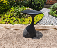Table d'appoint ronde noire moderne en MGO avec base sculpturale, table basse en béton pour l'intérieur et l'extérieur, élégante table d'appoint en ciment
