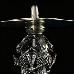 Escultura de Cachimba Biomecánica de Resina y Acero Inoxidable de 40 cm con Cuerpo de Vidrio y Base de Cristal para Decoración de Clubes y Salones de Shisha - Product Image 3