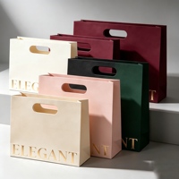 Sac fourre-tout en papier mat haut de gamme avec logo personnalisé, poignée découpée, sac d'emballage cadeau pour boutique de détail