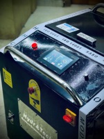 Machine de décarbonisation automatique des moteurs à commande tactile