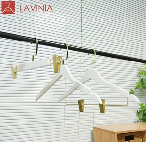 <span class=keywords><strong>Lavinia</strong></span> Gancio Piatto Personalizzato in Legno Massello Bianco Laccato Oro Antiscivolo con Clip Singole per Borse, Bagno e Armadio - Product Image 1