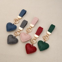 Pendentif en forme de cœur avec motif diamant, cordon tressé personnalisé en cuir, parfait comme breloque de sac ou porte-clés