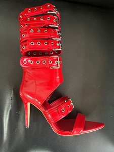 Sandales en cuir <span class=keywords><strong>noir</strong></span> et rouge à talons hauts punk gothique pour femme avec boucle découpée et talon <span class=keywords><strong>clouté</strong></span> pour les mariages d'été - Product Image 3