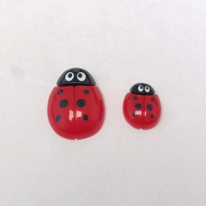 Vente chaude 100 pièces/lot Figurines de coccinelles en résine 3D minuscules Coccinelles rouges Animaux Cabochons en résine à dos plat pour l'artisanat DIY Décoration de jardin - Product Image 4